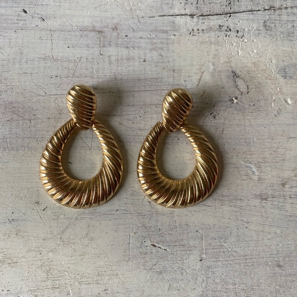 Gold Oval Hoop Detailed Earrings - Picture 15 of 16